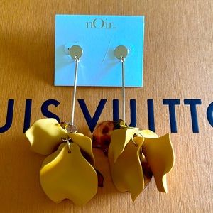 Noir retro flower petal earrings 🍁